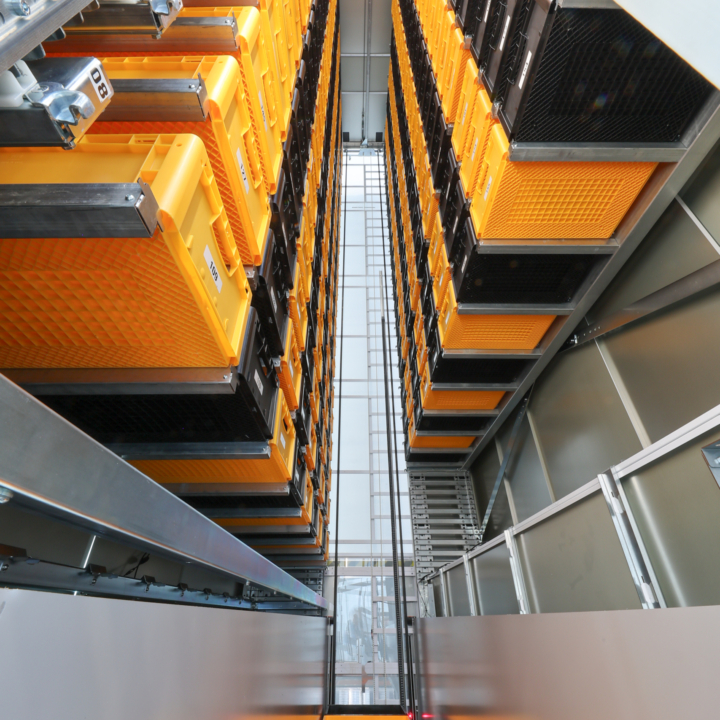 telescopic bay and storage trays