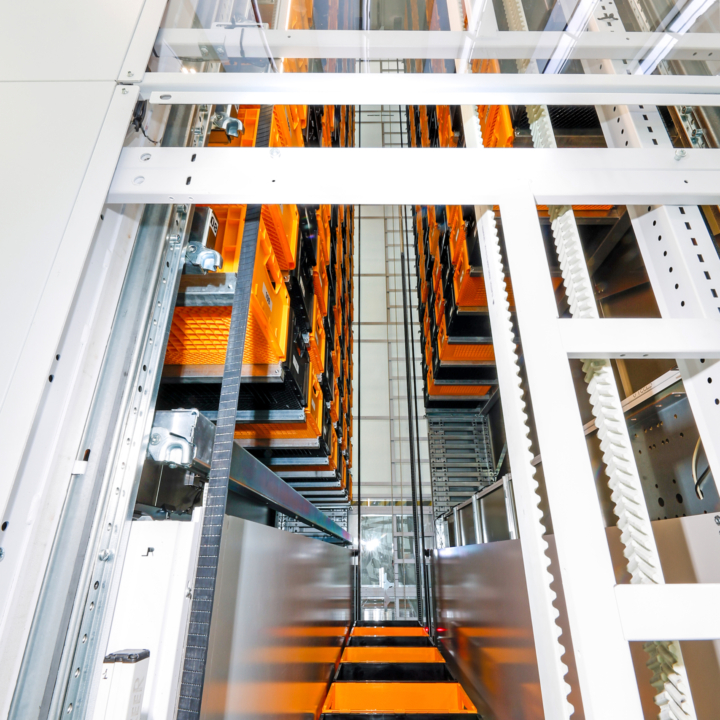central elevator with lateral storage